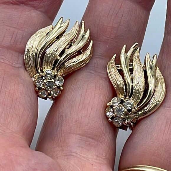 Vintage Lisner plume crawler earring rhinestones clip style. - Picture 4 of 7